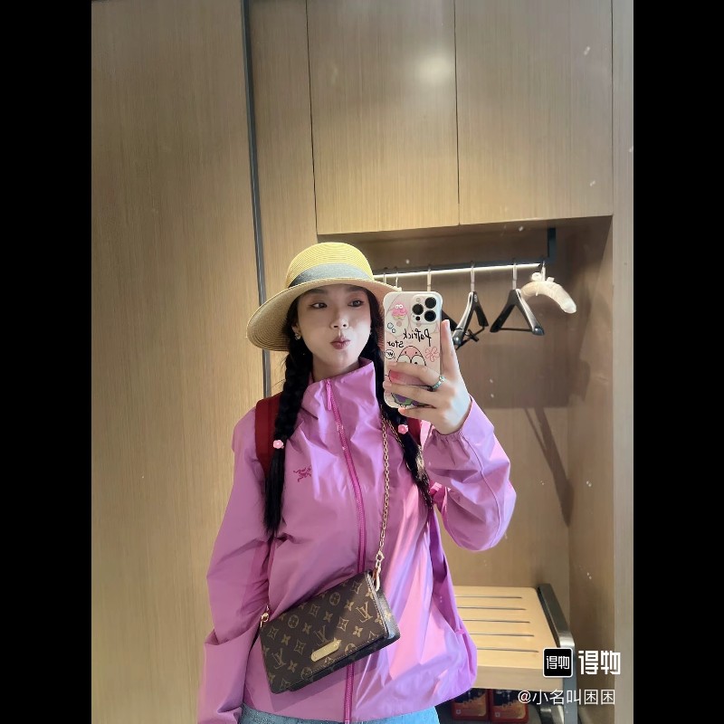 NJ nlw 專櫃價6.9折！LOUIS VUITTON Lily  芯片款 25年3月份購入 原膜在 經典棕色老花搭配可拆卸鏈條 翻蓋閉合塗層帆布 帆布包錢包腋下包-3