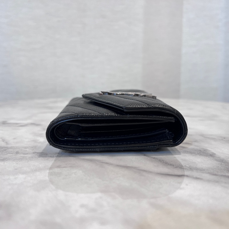 YSL 黑荔枝皮銀釦信封6卡短夾-3