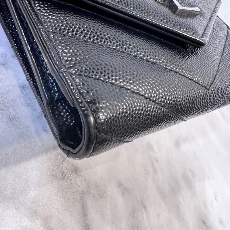 YSL 黑荔枝皮銀釦信封6卡短夾-6