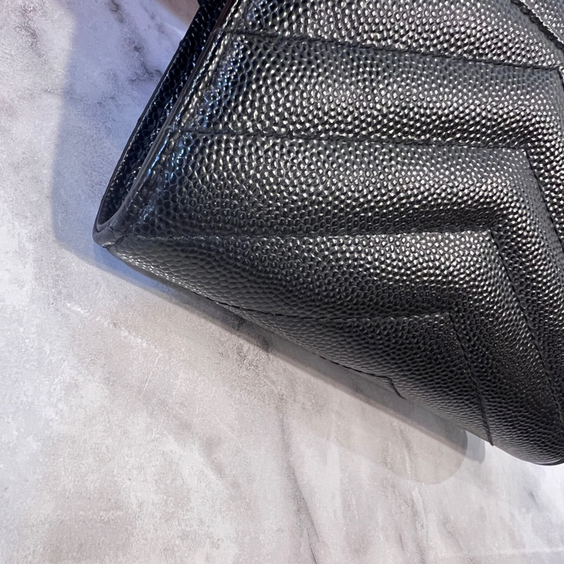 YSL 黑荔枝皮銀釦信封6卡短夾-8