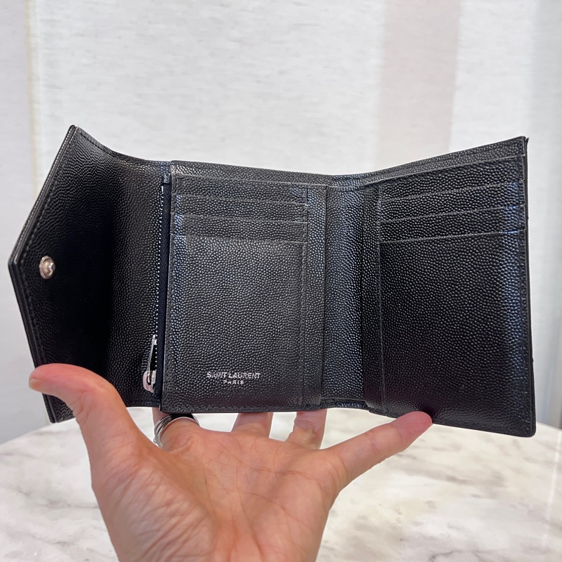 YSL 黑荔枝皮銀釦信封6卡短夾-12