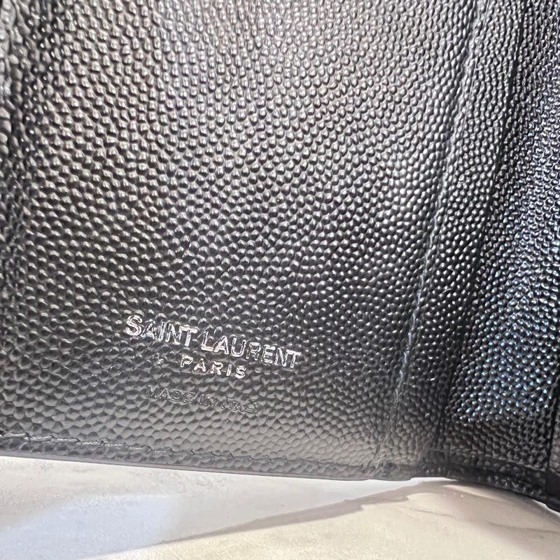 YSL 黑荔枝皮銀釦信封6卡短夾-13