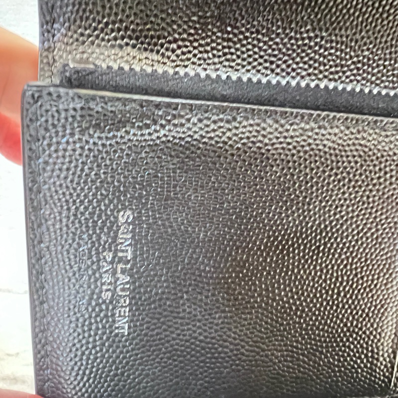 YSL 黑荔枝皮銀釦信封6卡短夾-15