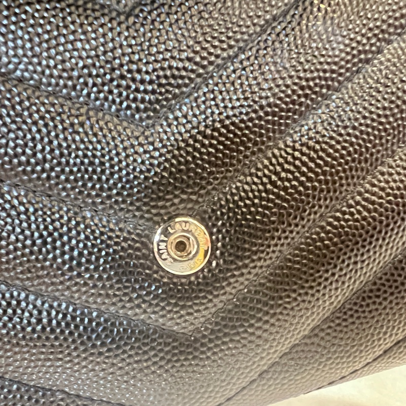 YSL 黑荔枝皮銀釦信封6卡短夾-16