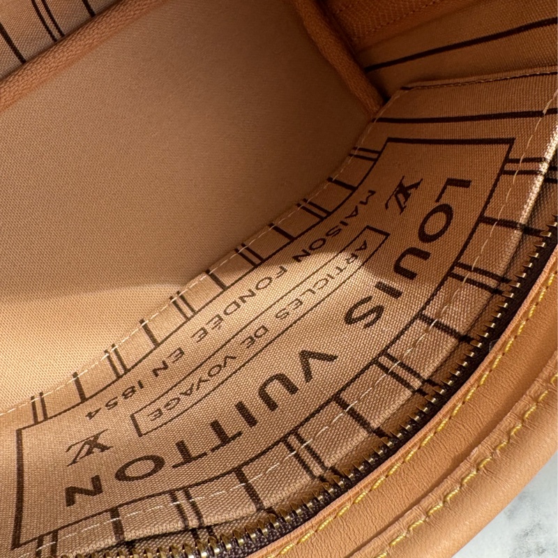 LV 花紋never full bb  奶茶色背帶❤️‍🔥-17