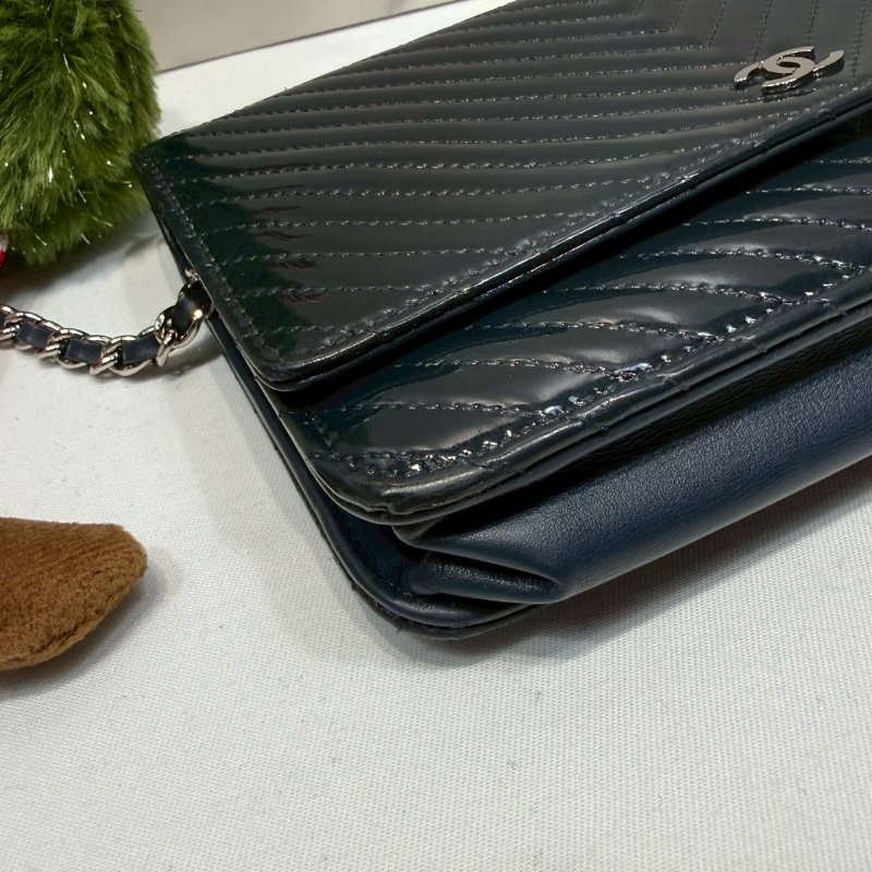 CHANEL 深藍漆皮WOC-8