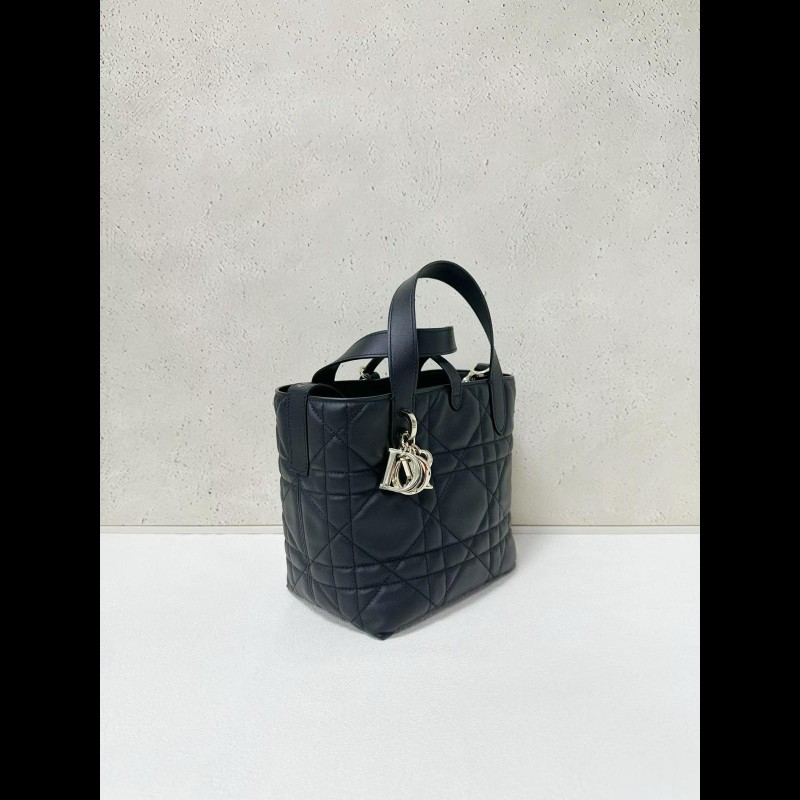 Dior 黑金toujours
藤格紋牛皮豎版nano購物袋-1