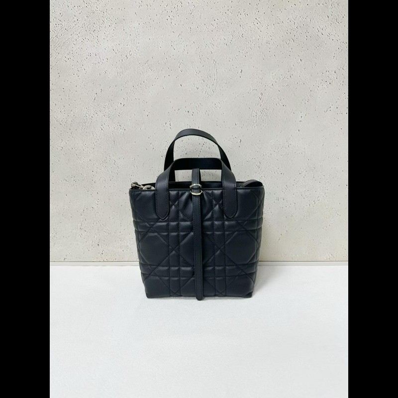 Dior 黑金toujours
藤格紋牛皮豎版nano購物袋-2