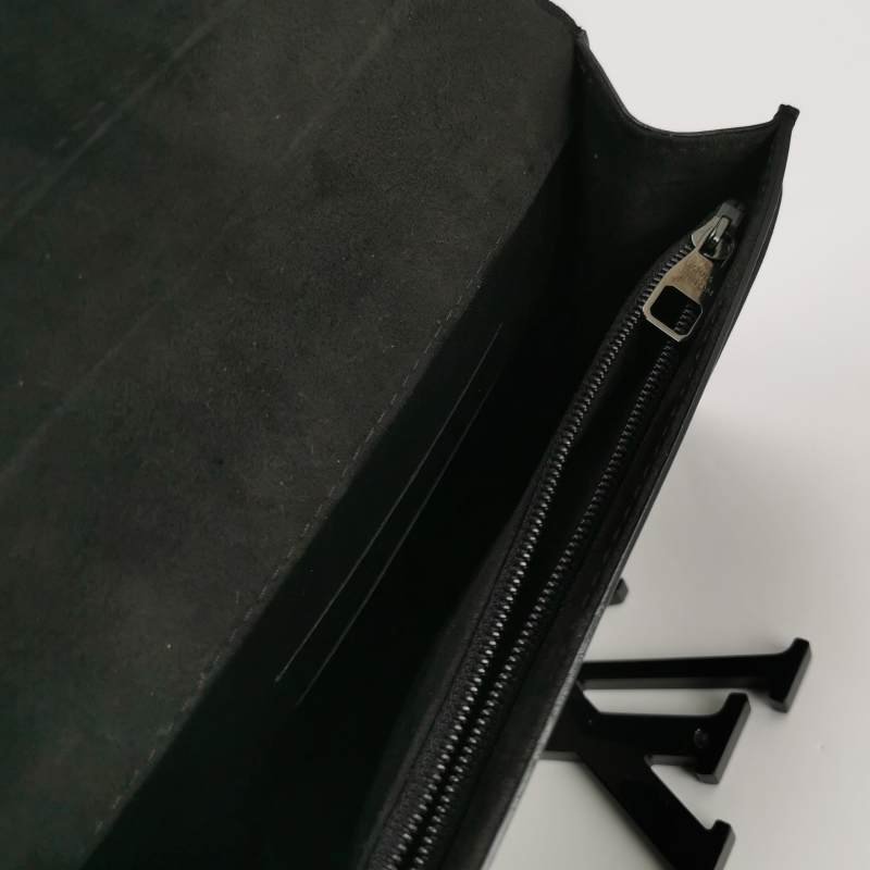 Louis Vuitton(LV)Louise牛皮純色logo標誌手拿包-5