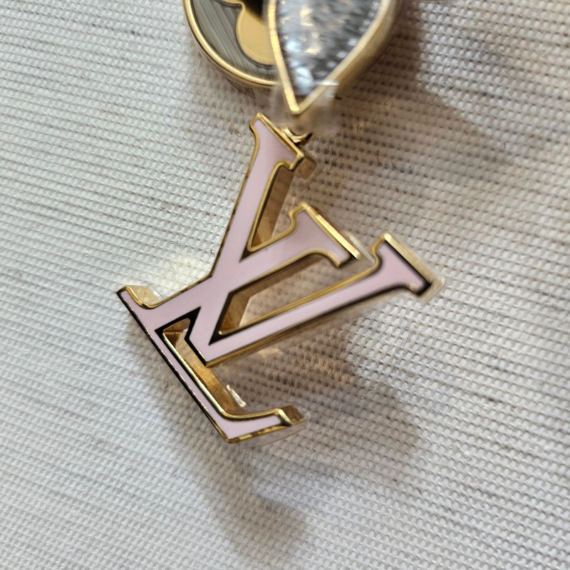 [新年甜價出專櫃5折,銷量最好的吊飾🧧] LV老花粉白SpringStreet掛件鑰匙圈-1