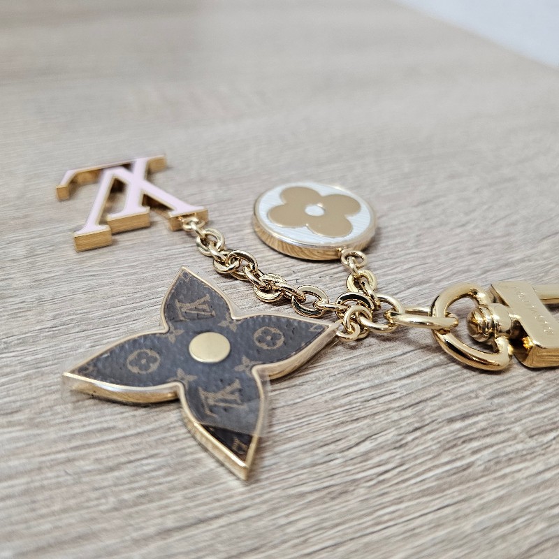 [新年甜價出專櫃5折,銷量最好的吊飾🧧] LV老花粉白SpringStreet掛件鑰匙圈-5