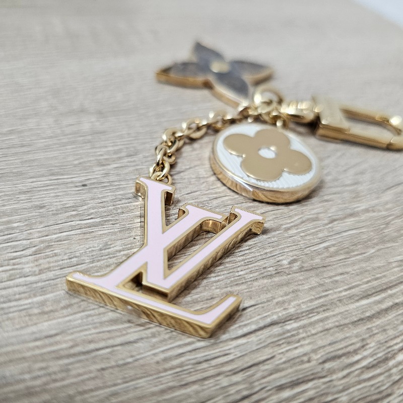 [新年甜價出專櫃5折,銷量最好的吊飾🧧] LV老花粉白SpringStreet掛件鑰匙圈-8