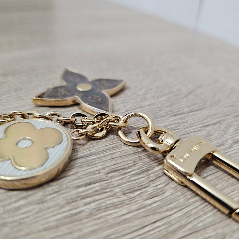 [新年甜價出專櫃5折,銷量最好的吊飾🧧] LV老花粉白SpringStreet掛件鑰匙圈-9