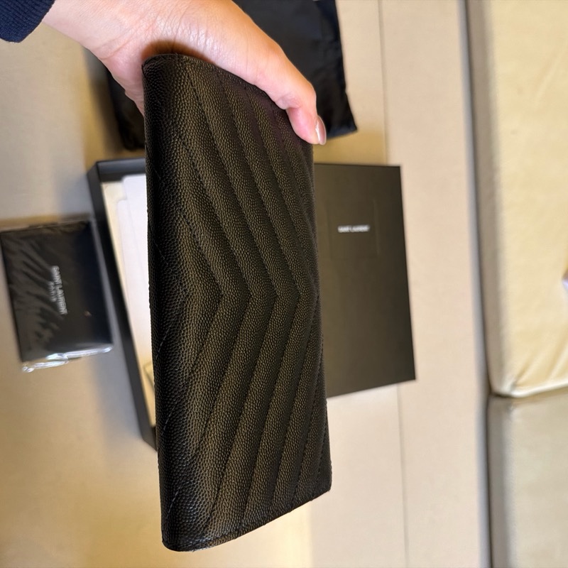YSL V字縫線魚子醬牛皮金屬LOGO暗釦手拿長夾-6