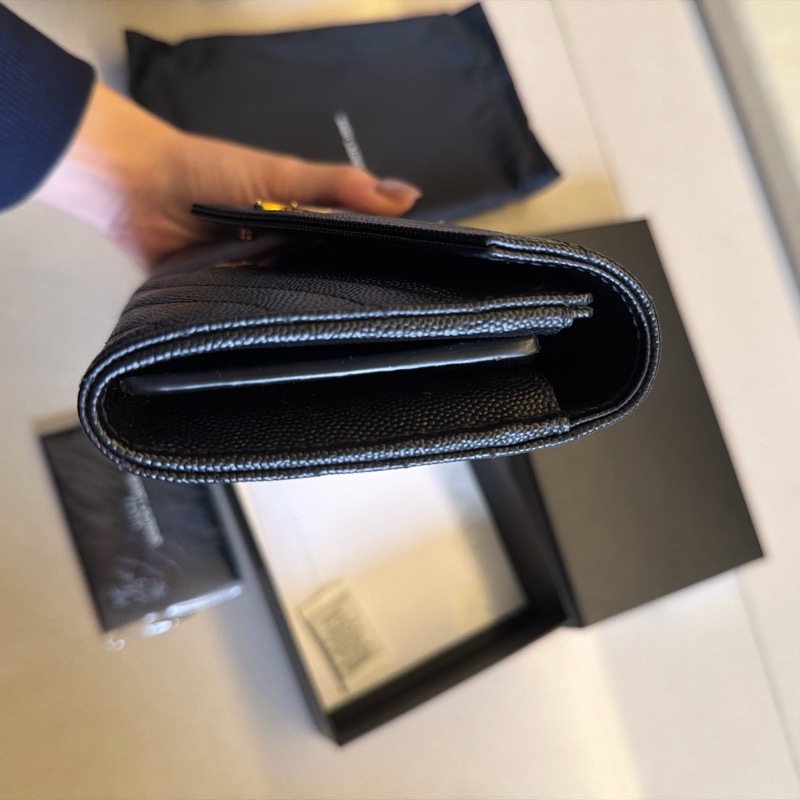 YSL V字縫線魚子醬牛皮金屬LOGO暗釦手拿長夾-7