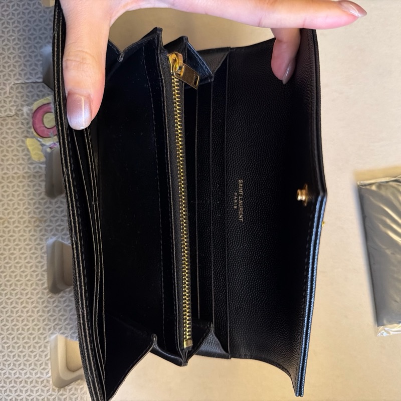YSL V字縫線魚子醬牛皮金屬LOGO暗釦手拿長夾-10