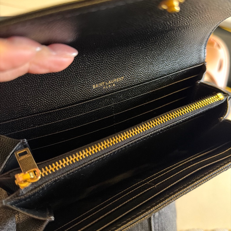 YSL V字縫線魚子醬牛皮金屬LOGO暗釦手拿長夾-11
