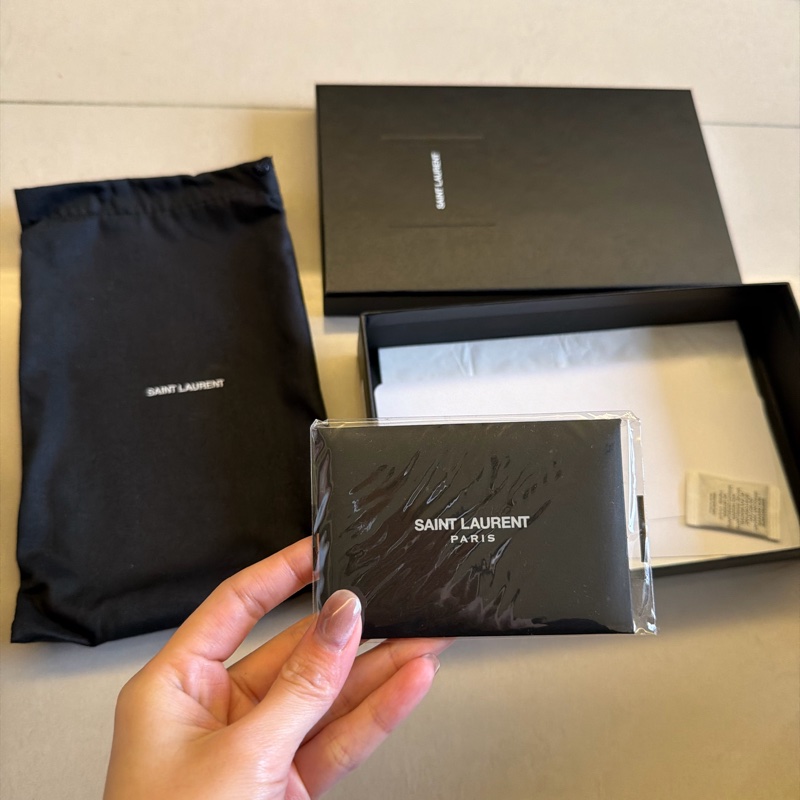 YSL V字縫線魚子醬牛皮金屬LOGO暗釦手拿長夾-12