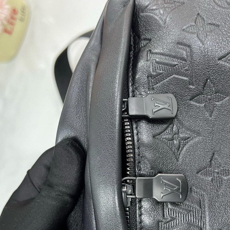 LV Discovery 黑色全皮壓紋腰包胸包44*15*9 98新配件塵袋-1