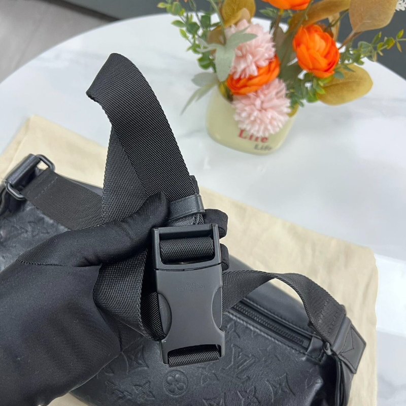 LV Discovery 黑色全皮壓紋腰包胸包44*15*9 98新配件塵袋-3