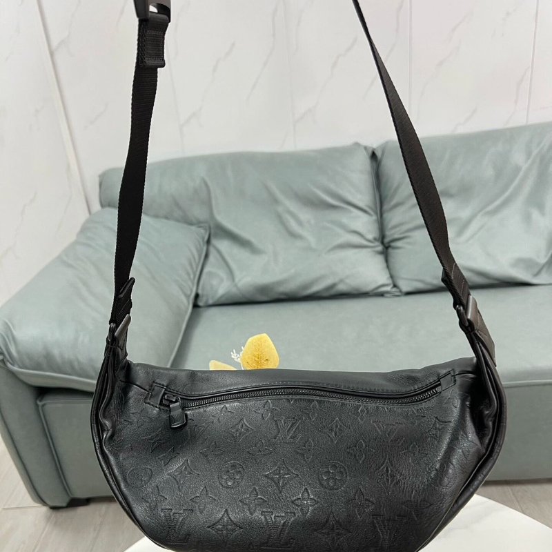 LV Discovery 黑色全皮壓紋腰包胸包44*15*9 98新配件塵袋-4
