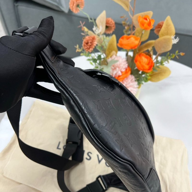 LV Discovery 黑色全皮壓紋腰包胸包44*15*9 98新配件塵袋-7