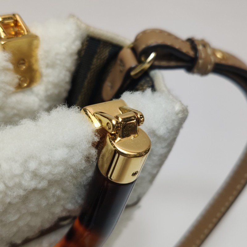 Fendi Sunshine迷你牛皮拼色毛絨字母Logo斜挎包-11