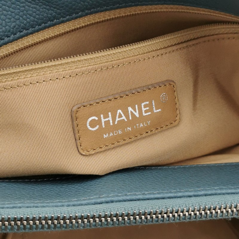 Chanel牛皮純色菱格絎縫雙CLogo壓紋單肩包-7