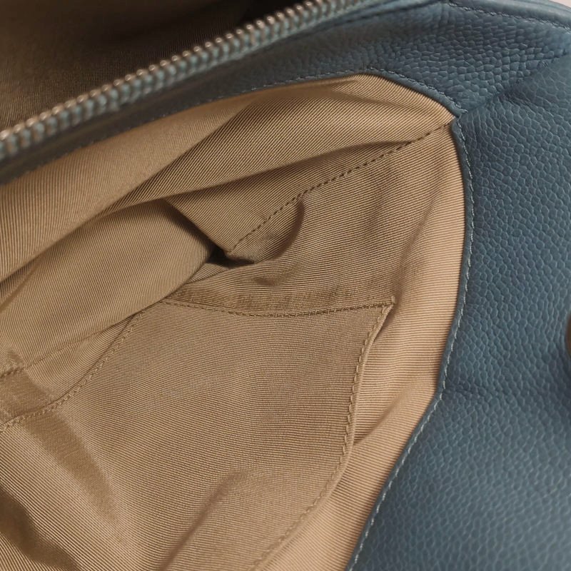 Chanel牛皮純色菱格絎縫雙CLogo壓紋單肩包-8