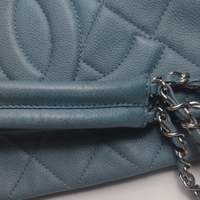 Chanel牛皮純色菱格絎縫雙CLogo壓紋單肩包-10