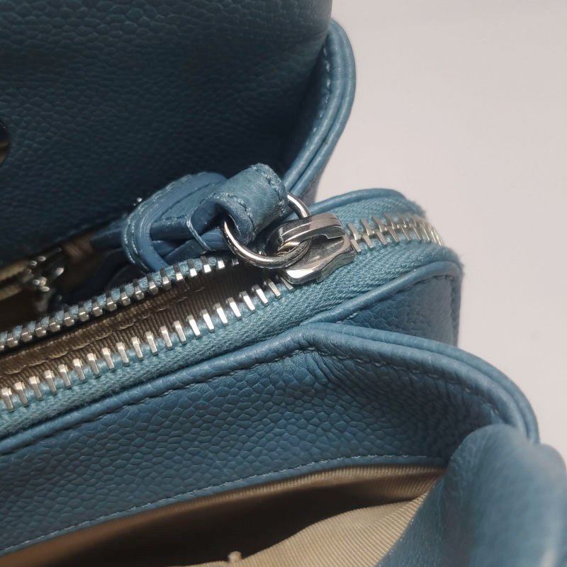 Chanel牛皮純色菱格絎縫雙CLogo壓紋單肩包-11