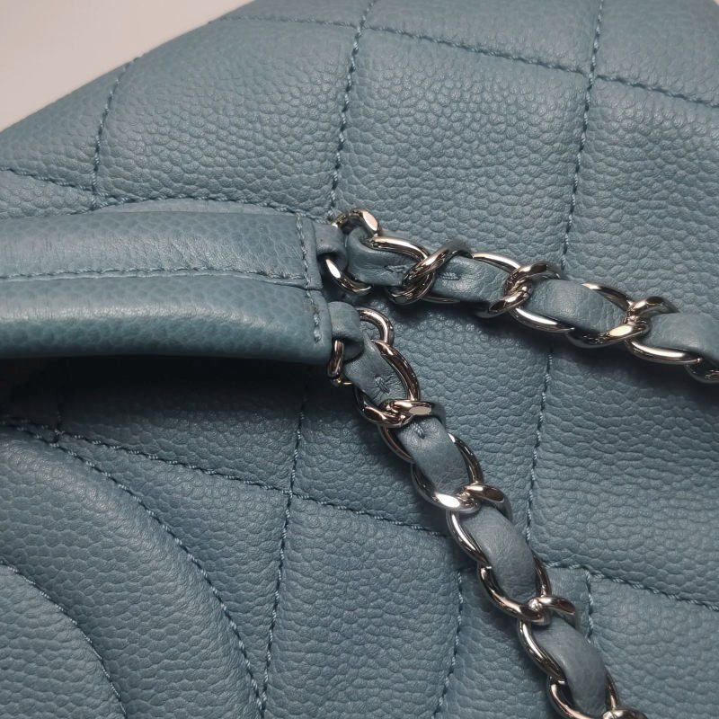 Chanel牛皮純色菱格絎縫雙CLogo壓紋單肩包-13