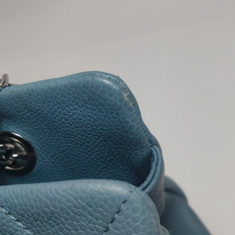 Chanel牛皮純色菱格絎縫雙CLogo壓紋單肩包-14