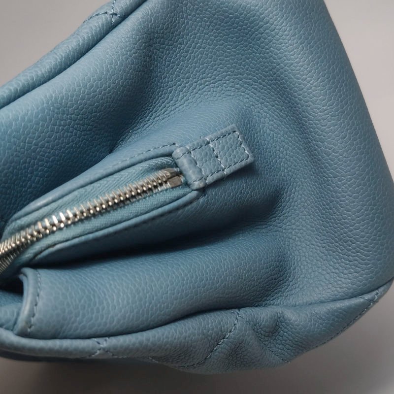 Chanel牛皮純色菱格絎縫雙CLogo壓紋單肩包-15