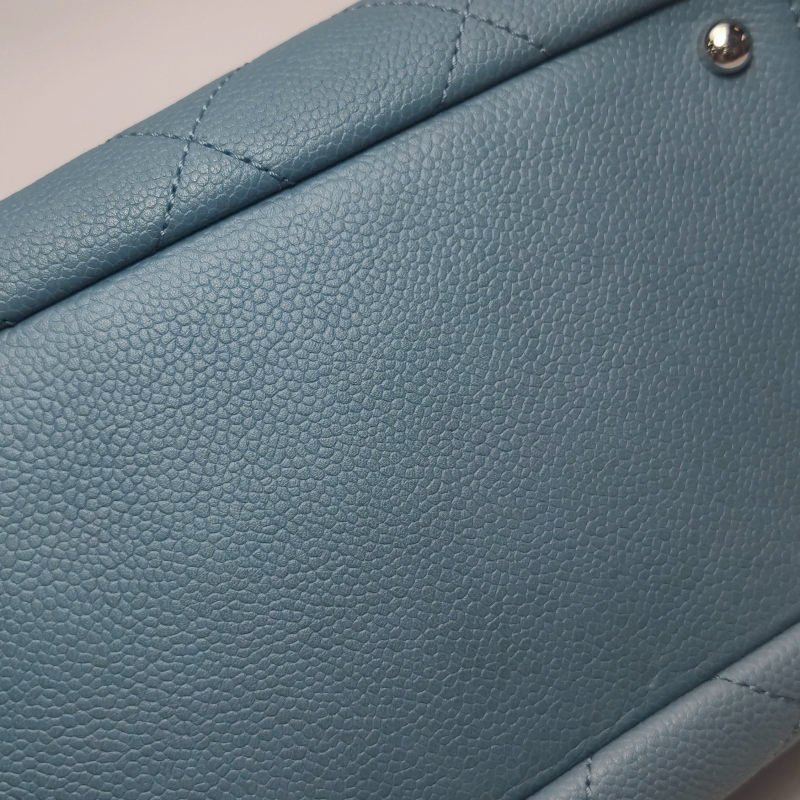 Chanel牛皮純色菱格絎縫雙CLogo壓紋單肩包-17