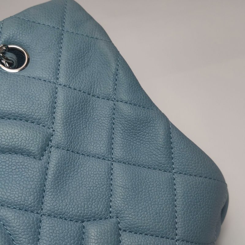 Chanel牛皮純色菱格絎縫雙CLogo壓紋單肩包-19