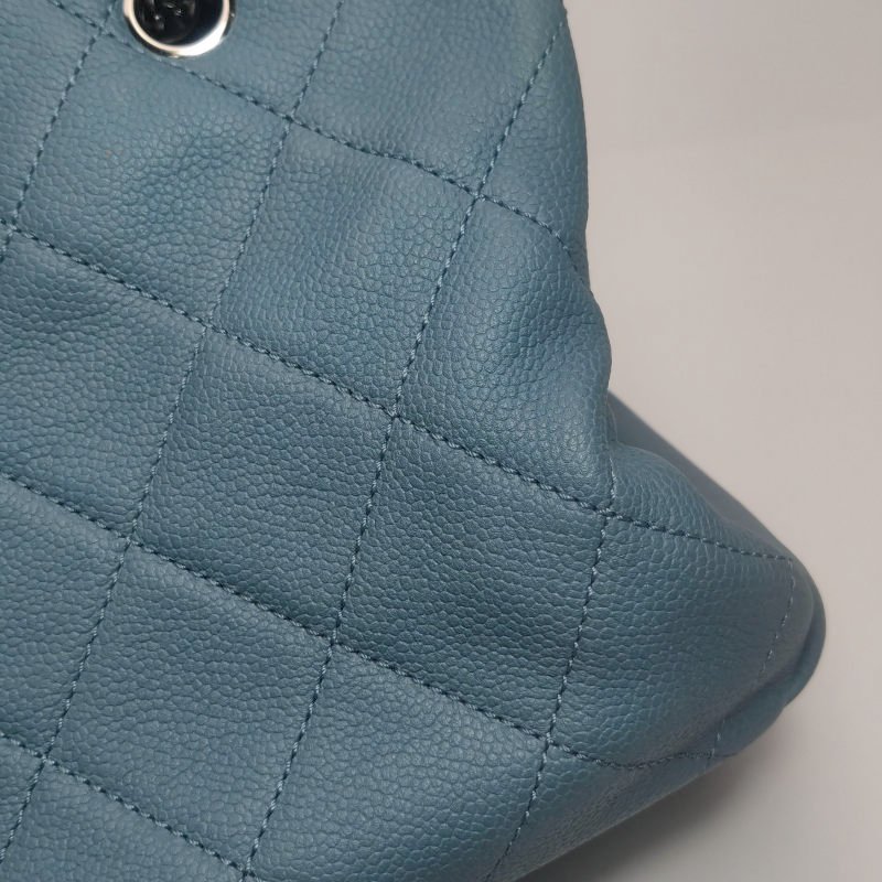 Chanel牛皮純色菱格絎縫雙CLogo壓紋單肩包-20