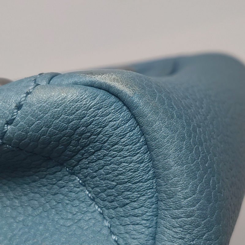 Chanel牛皮純色菱格絎縫雙CLogo壓紋單肩包-21