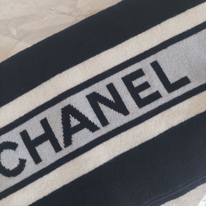 CHANEL香奈兒 經典雙C文字LOGO 羊絨圍巾~(海軍藍)-37