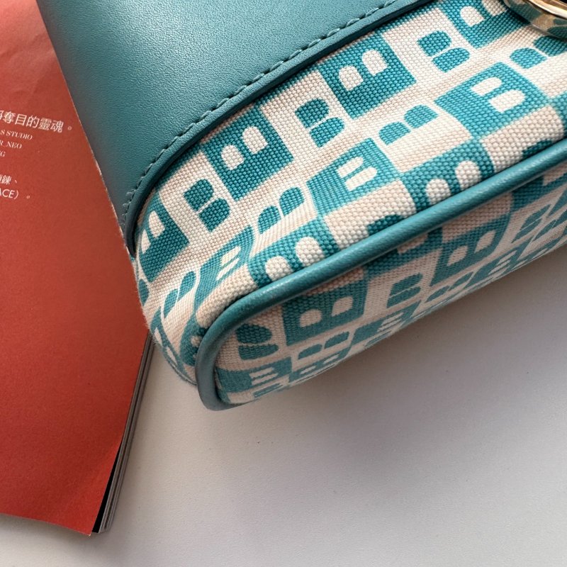 🎆超輕包身 Bally 水藍色布+皮革邊斜背小包-6