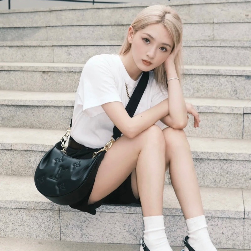 LV over the moon 黑金泡泡糖全皮月亮包 芯片款 28*16*7  99新配件塵袋肩帶-1