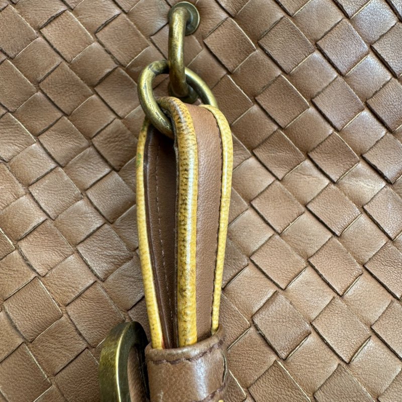 🌟絕版款式 BV 駝色側邊金色漆皮肩背包-8
