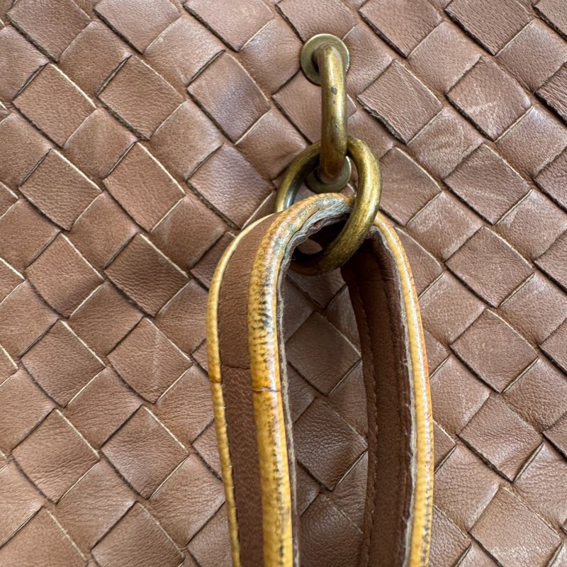 🌟絕版款式 BV 駝色側邊金色漆皮肩背包-9