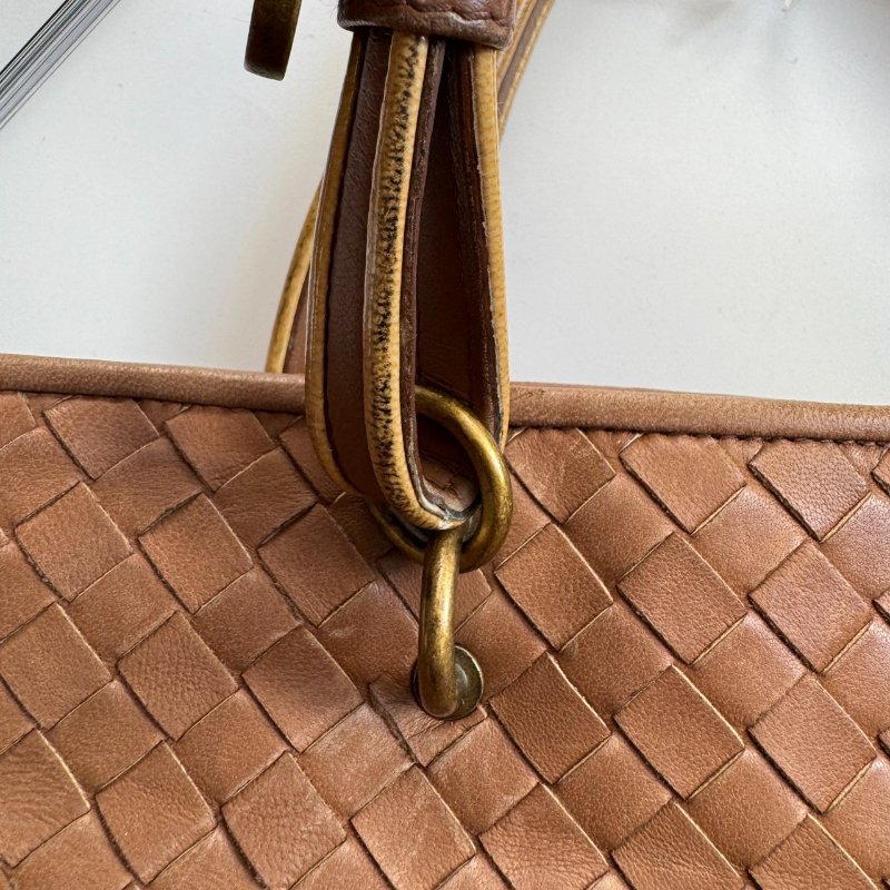 🌟絕版款式 BV 駝色側邊金色漆皮肩背包-10