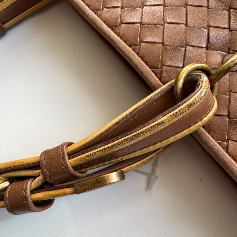 🌟絕版款式 BV 駝色側邊金色漆皮肩背包-19