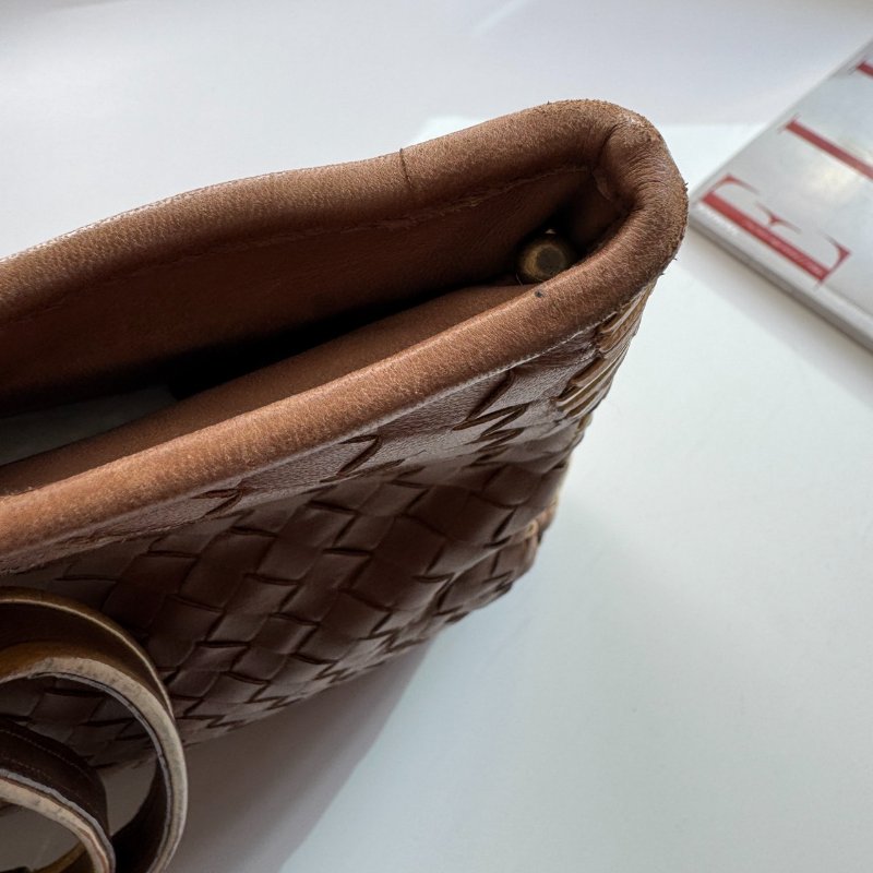 🌟絕版款式 BV 駝色側邊金色漆皮肩背包-25