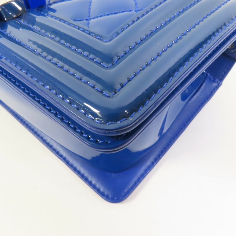 CHANEL 漆皮皮革Boy 20銀扣鏈帶肩背袋-10