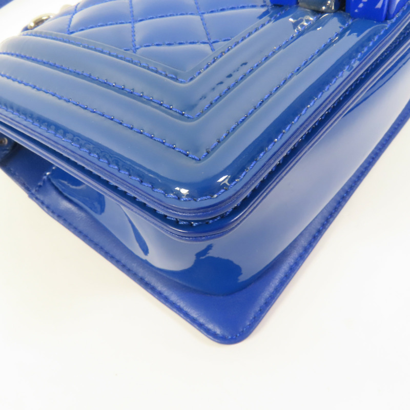 CHANEL 漆皮皮革Boy 20銀扣鏈帶肩背袋-13