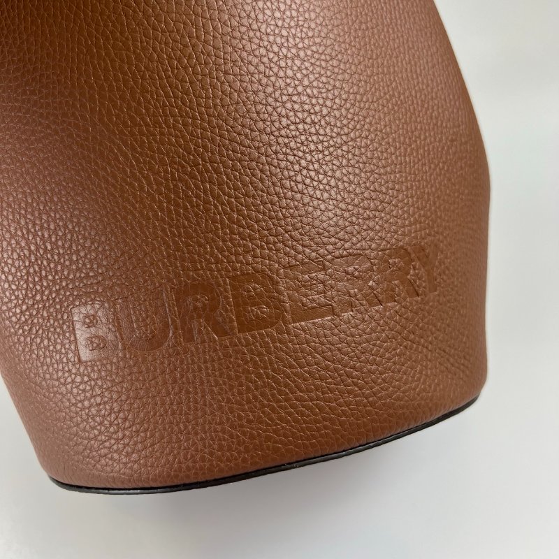 BURBERRY 咖色皮革水桶包-7
