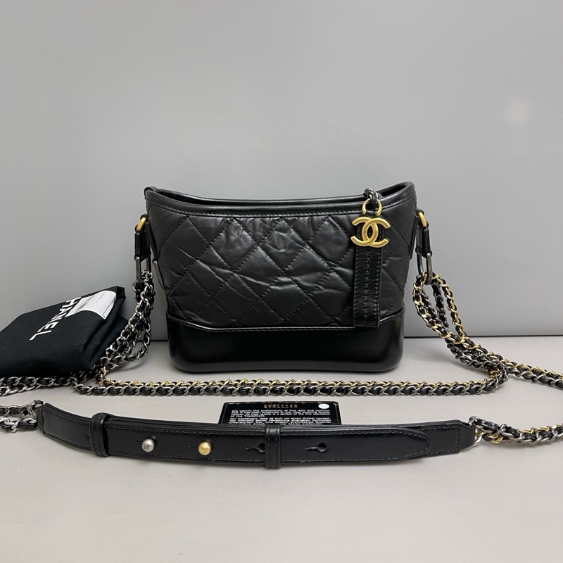 🌷甜價只有一顆！Chanel 香奈兒 Gabrielle 牛皮流浪包 黑金 小號 保卡款-1